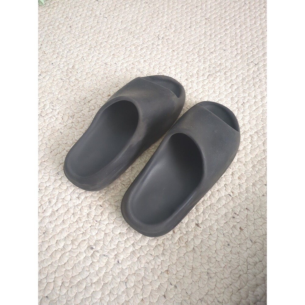 Yeezy slides black
